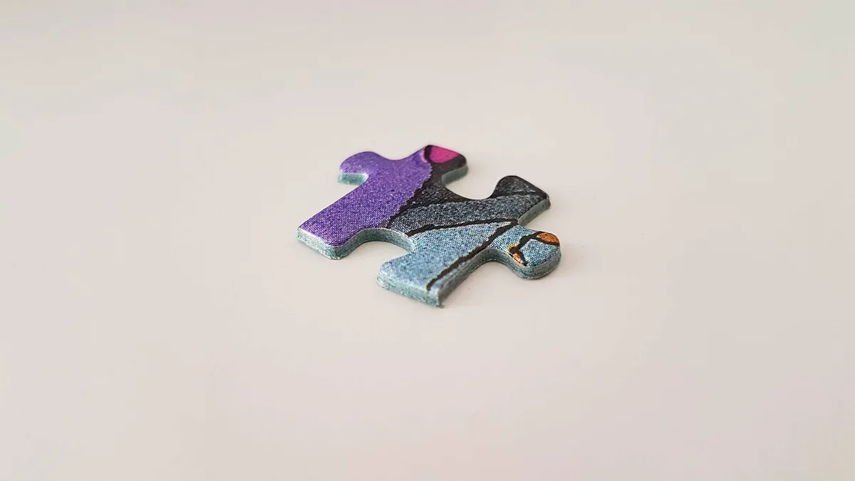 Mains triant des pièces de puzzle sur des plateaux organisés