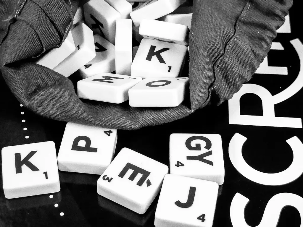 Table en plein jour avec puzzle à moitié assemblé et mains triant des pièces