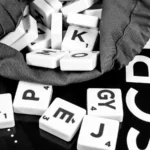 Table en plein jour avec puzzle à moitié assemblé et mains triant des pièces