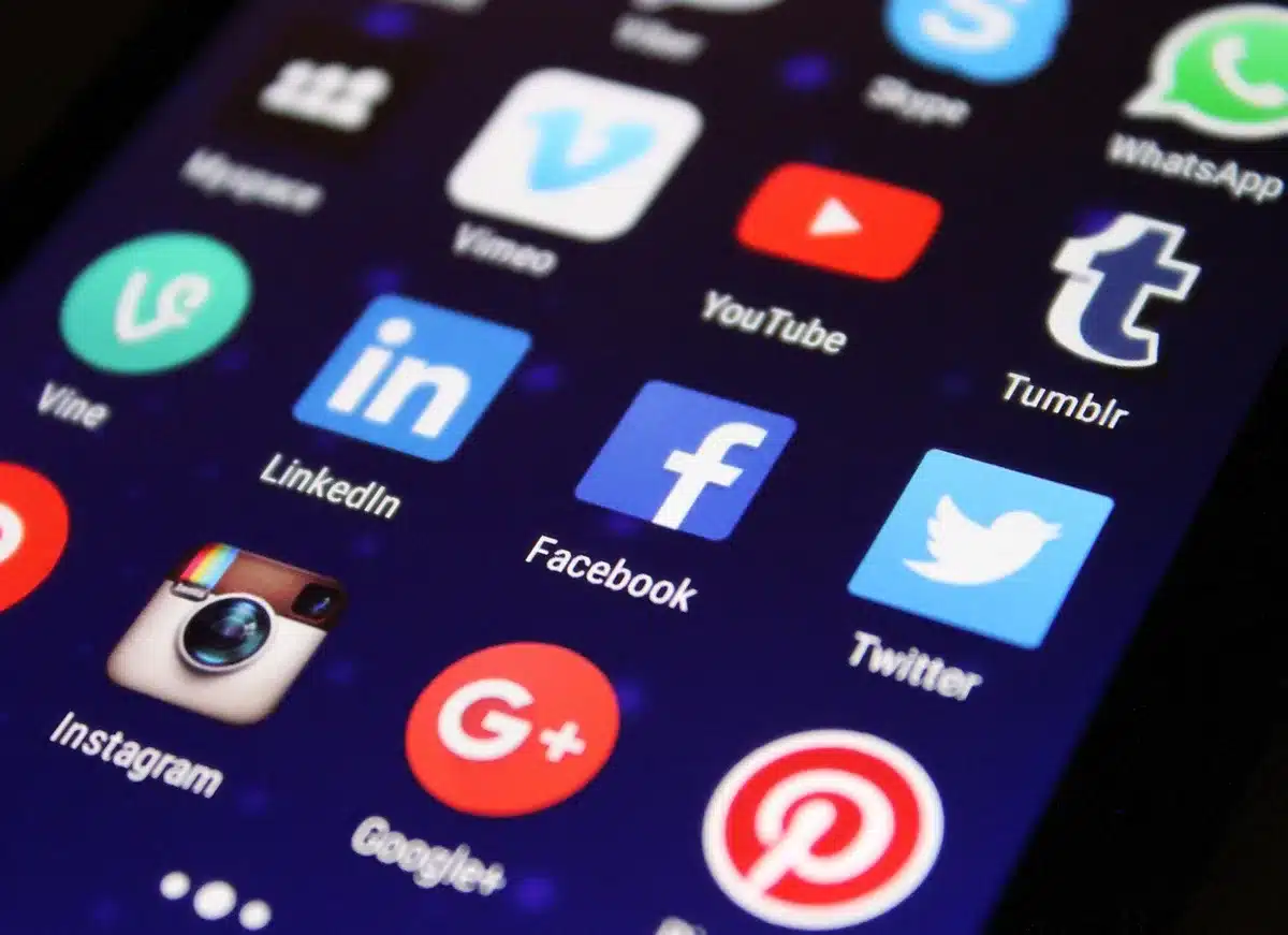 Capture symbolique d'une conversation de réseau social sur un écran d'ordinateur
