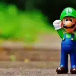 Personnage de jeu en silhouette effectuant un saut depuis une glissade, effet de dash en traînée