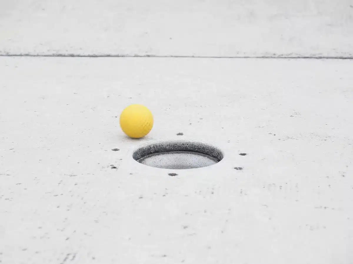Vue d'un parcours de mini‑golf coloré d'un jeu quotidien Putt.day sur écran