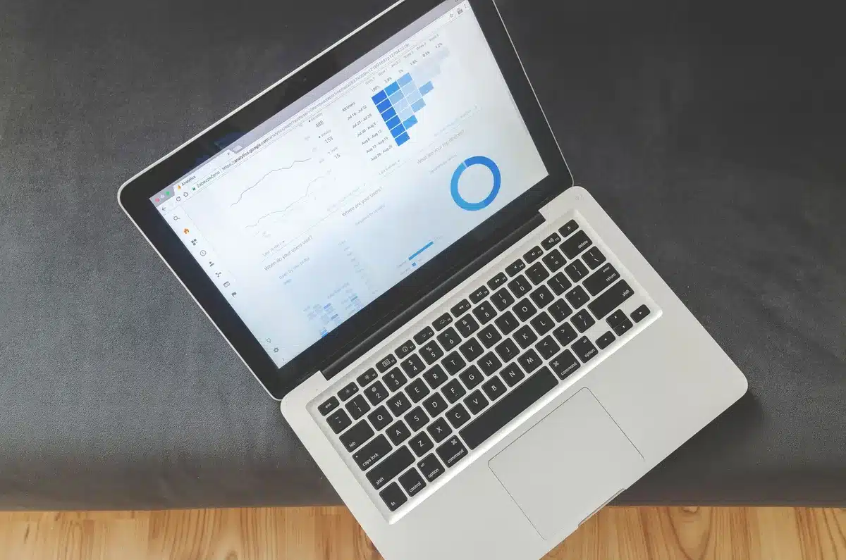 Ordinateur portable montrant une page d'article avec section de commentaires active