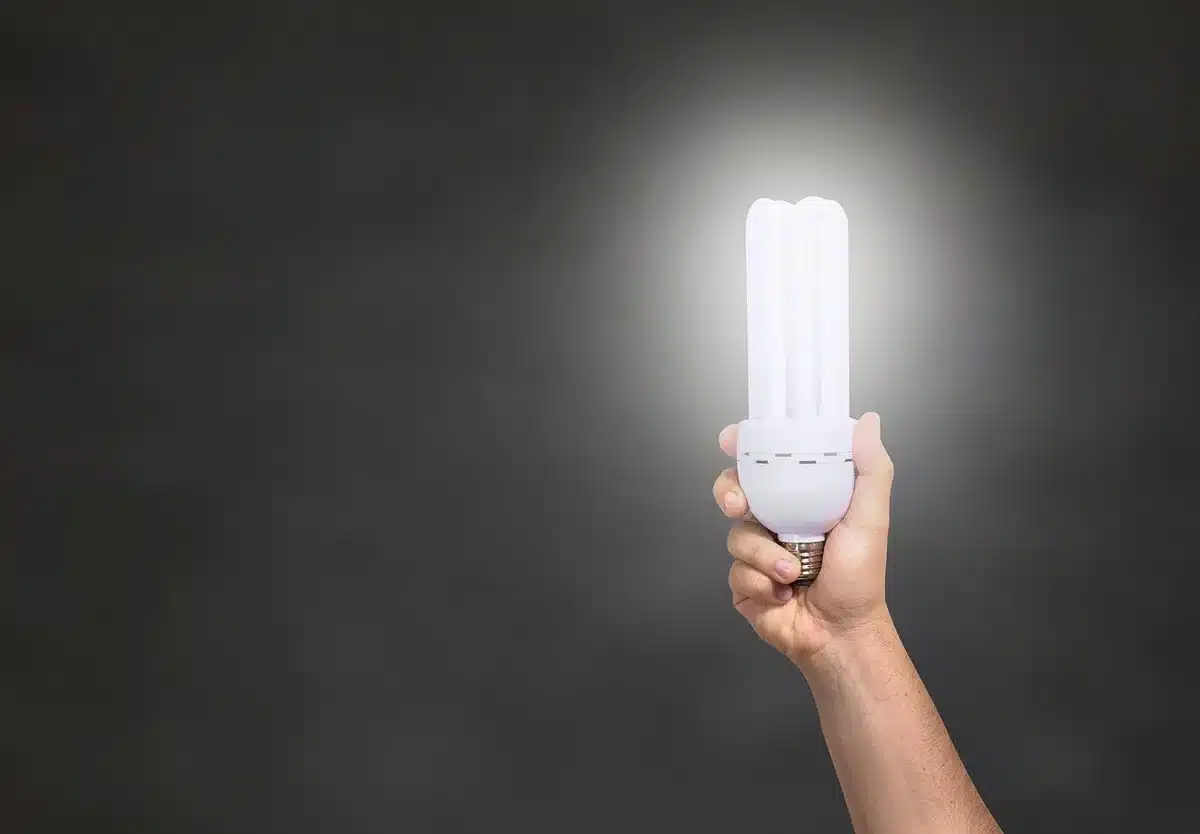 Vue rapprochée d'un téléphone posé montrant une LED arrière colorée en arrière-plan