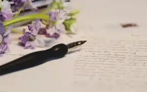 Smartphone posé sur une table avec l'écran Réglages visible en pleine journée