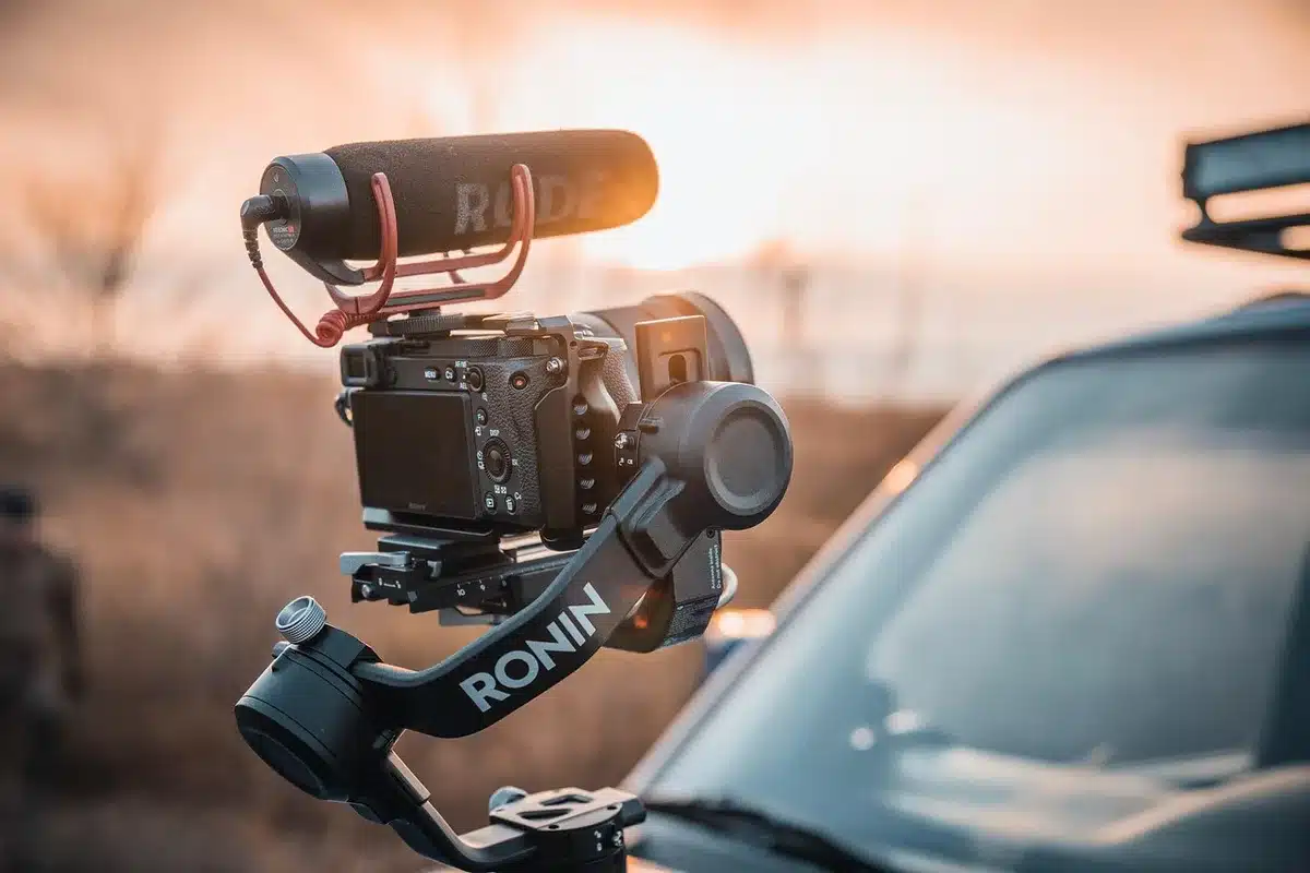 Différentes caméras portables et stabilisateurs pour le vlogging professionnel