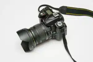 Espace de travail de créateur avec caméra de poche stabilisée et accessoires audio