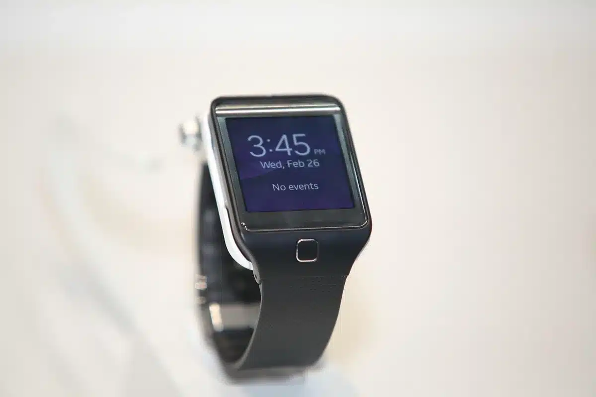 Montre GPS affichant options de message satellite en plein air