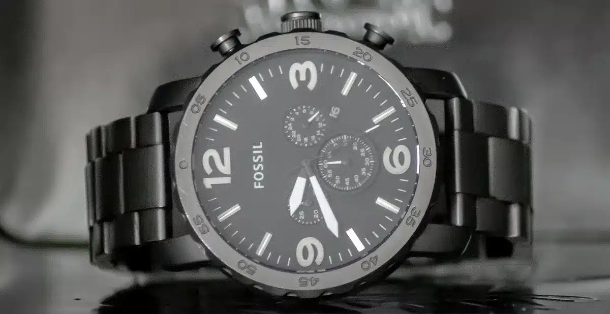 Montre de sport en titane portée au poignet, montrant le design épuré et léger