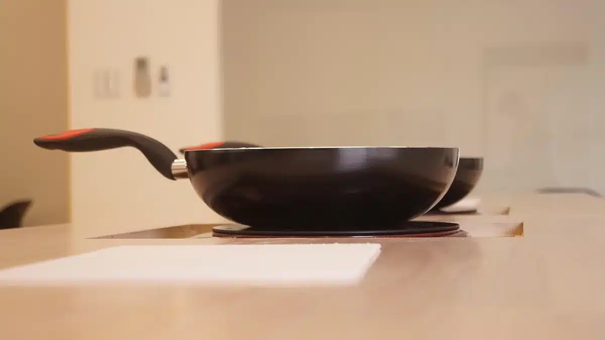 Étiquettes et menus avec avertissement d'allergies près d'une assiette