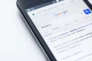 Smartphone affichant un écran de sécurité avec badges de protection, sur un bureau technique