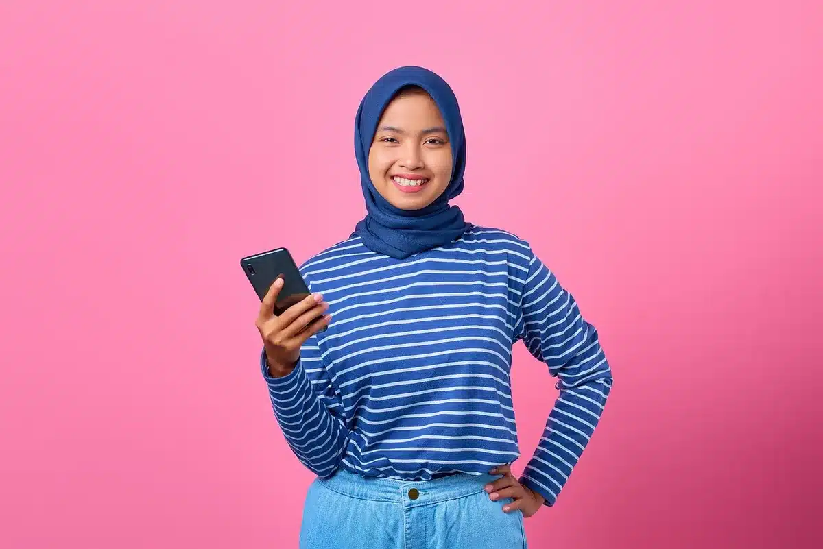 Main tenant un téléphone montrant une courte vidéo verticale de 15 à 60 secondes