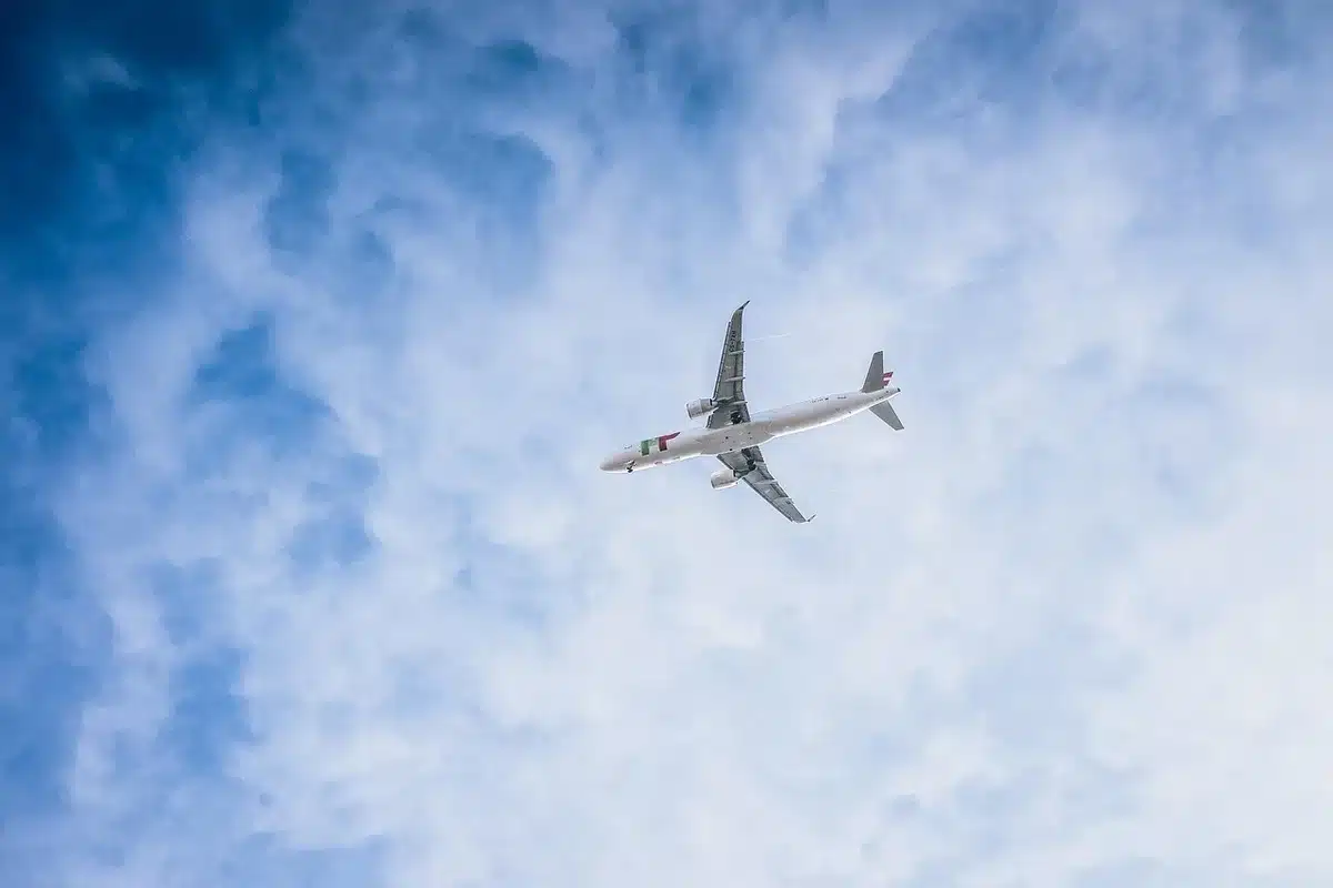 Casque antibruit posé sur un siège d'avion illustrant l'usage en vol
