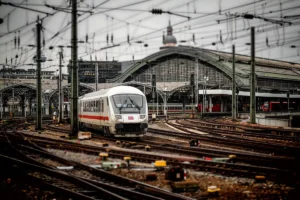 Personne portant des écouteurs sans fil lors d'un trajet en transports urbains