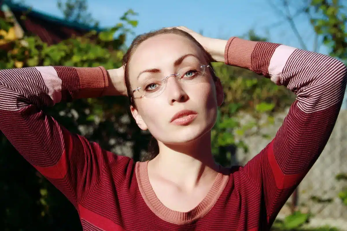 Personne portant des lunettes audio pour interaction mains libres