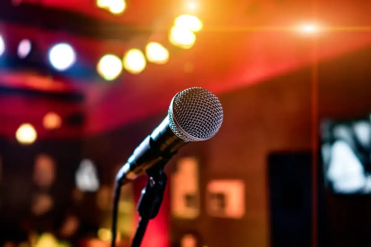 Microphones intégrés et écouteurs illustrant les enjeux de confidentialité audio
