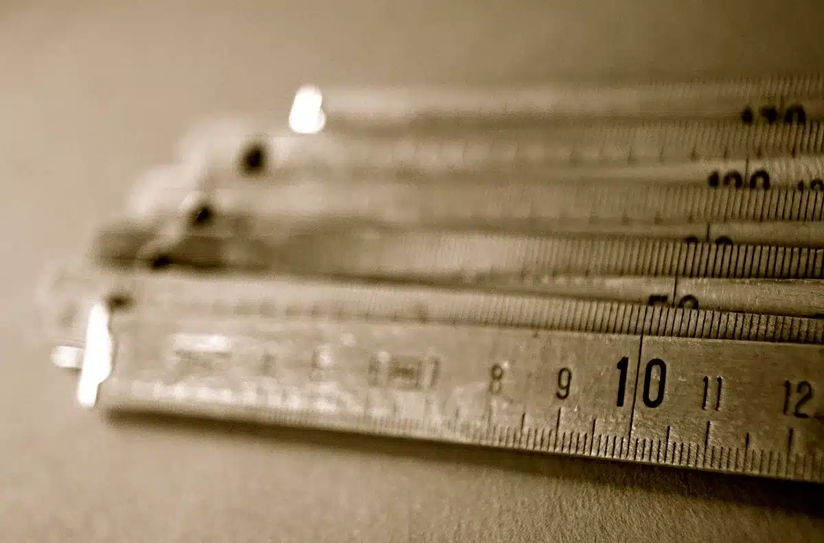 Personne mesurant son IPD avec une règle devant un miroir