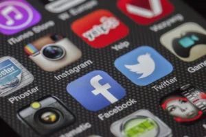 Main d'une personne tenant un smartphone affichant une barre d'adresse nettoyée sans paramètres de suivi