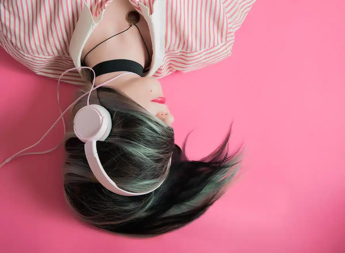 Personne portant des lunettes intelligentes avec haut-parleur intégré pour écouter de la musique en mobilité.
