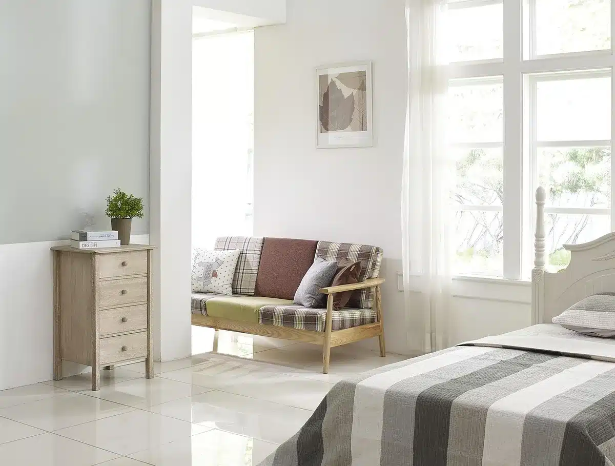 Echo 4ᵉ génération posé sur une étagère dans un salon