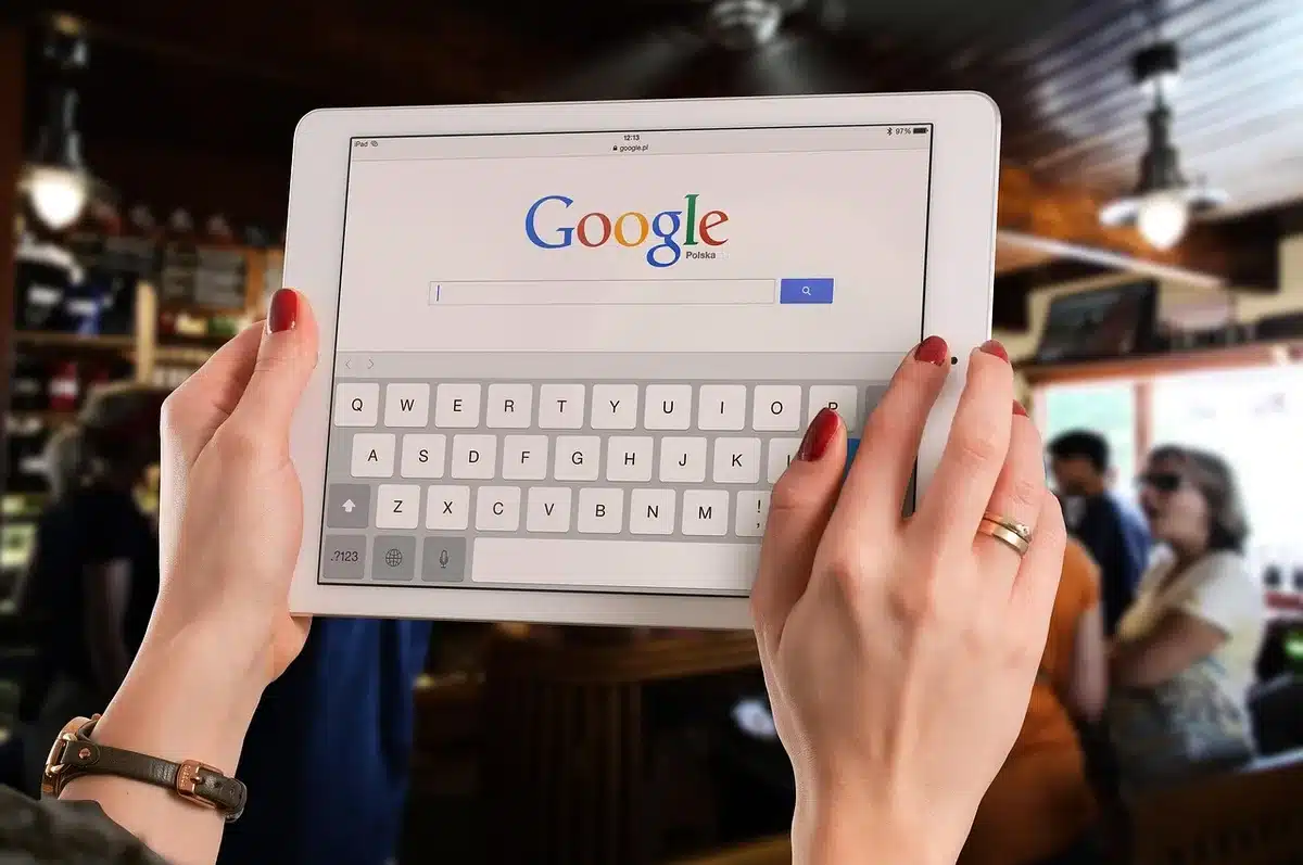 Écran de smartphone montrant options d'IA et suggestions contextuelles