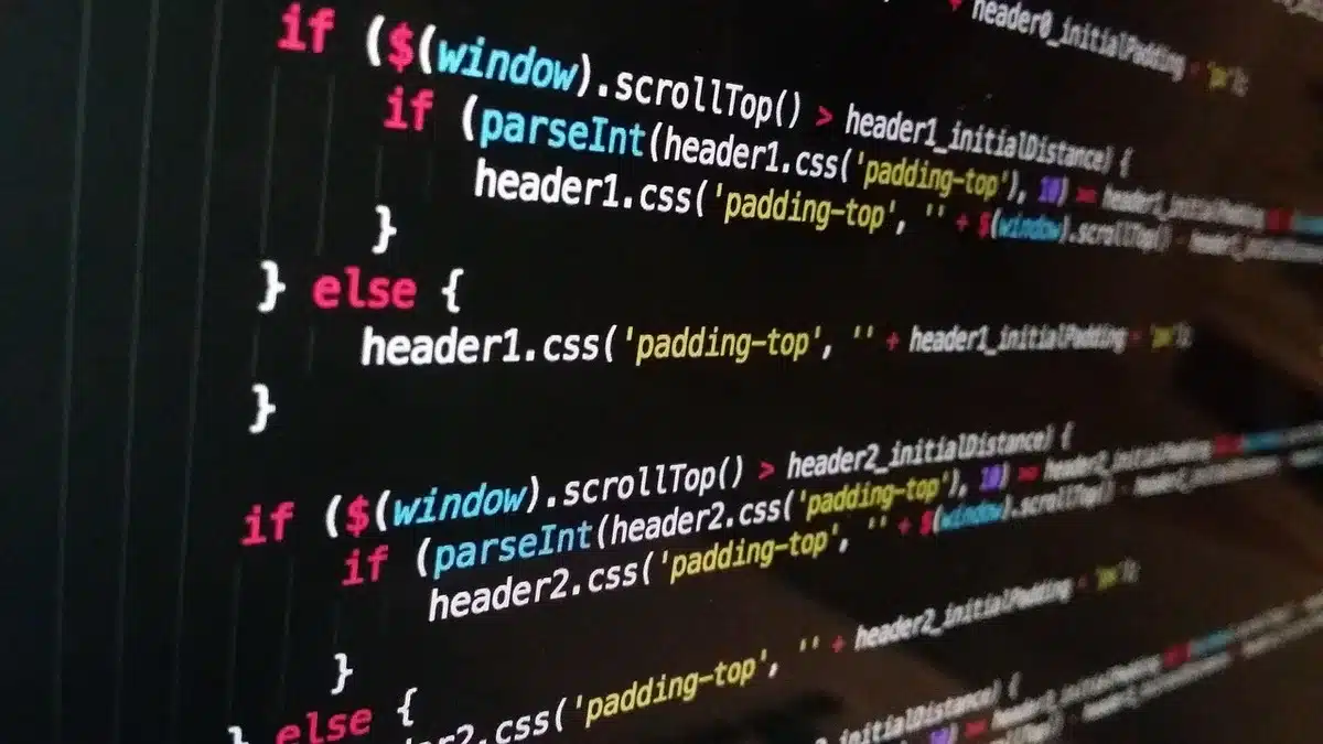 Développeur travaillant sur une interface de programmation conversationnelle