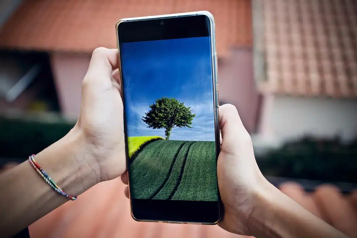 Écran d'accueil d'un smartphone montrant un widget de contacts VIP