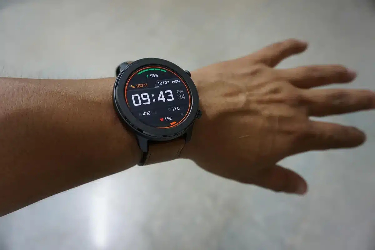 Montre connectée affichant les notifications et une main interagissant