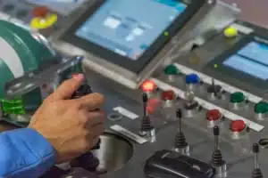 Bureau de joueur en plein jour avec manette et feuilles de notes sur l'équilibrage