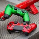 Mains anonymes tenant une manette de jeu devant un univers numérique luminescent et montagneux