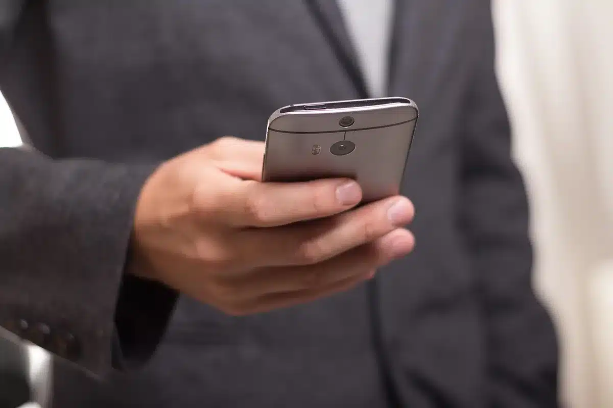 Deux capteurs arrière de smartphone sans téléobjectif visible
