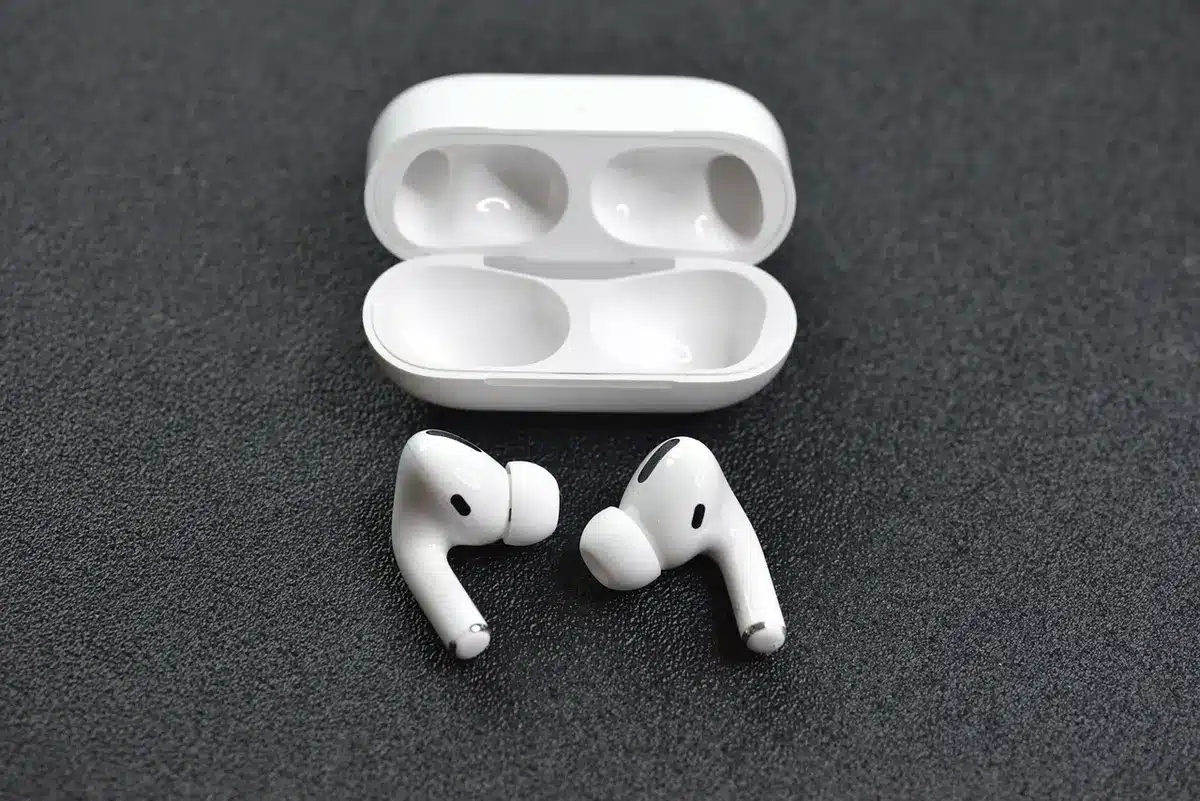 Écouteurs True Wireless Echo Buds avec étui de charge dans un contexte technologique