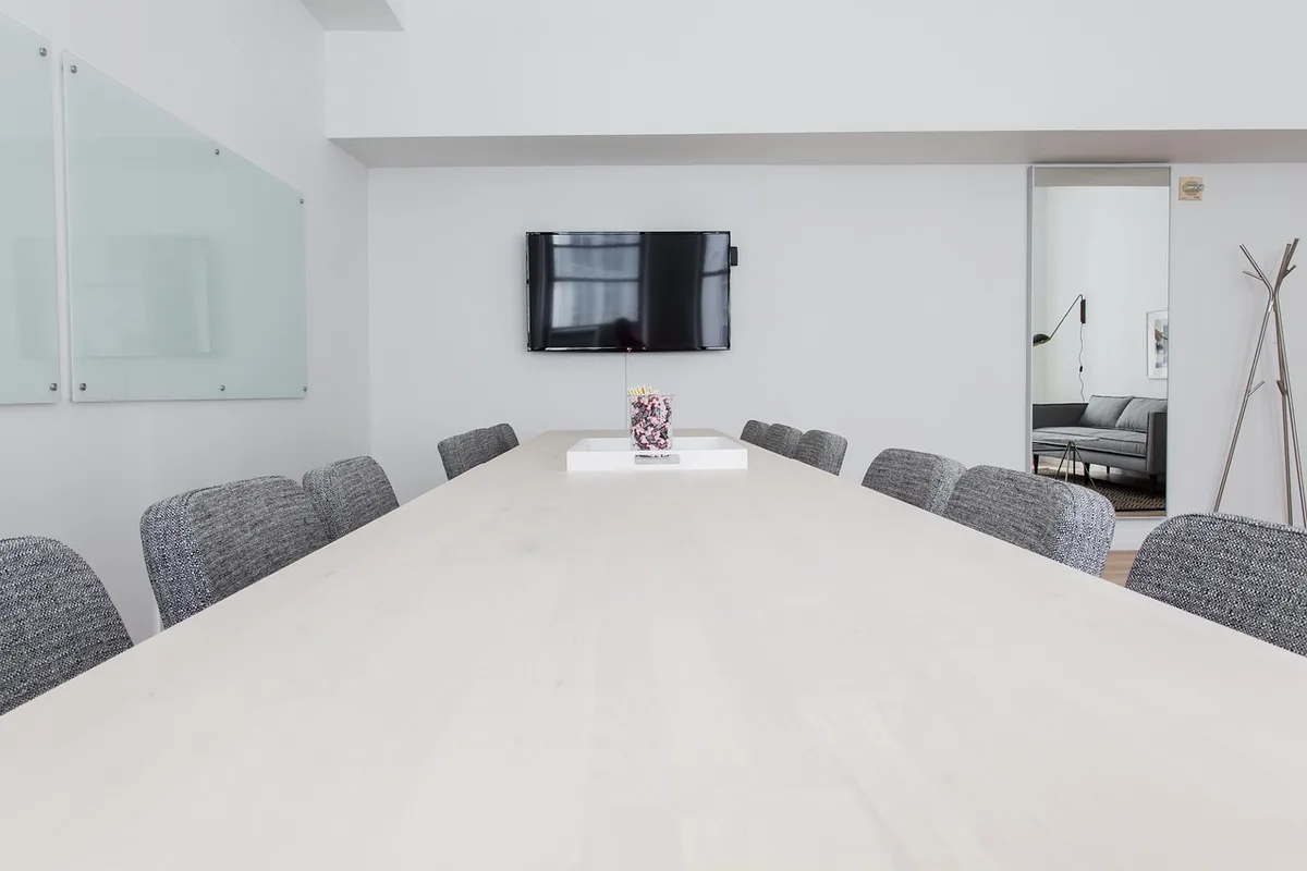 Réunion d'affaires autour d'une table avec graphiques financiers et documents