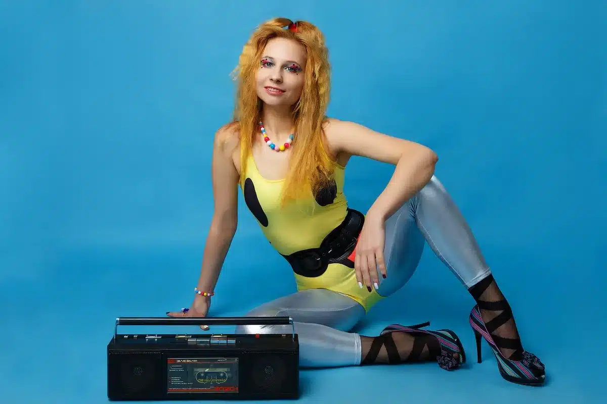 Personne testant un lecteur cassette avec casque pour vérifier la lecture