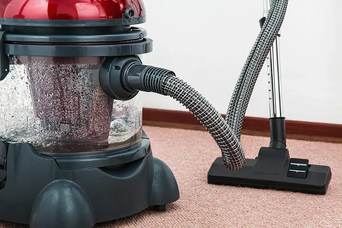 Station de vidage automatique avec réservoir intégré recueillant les débris d'un robot aspirateur