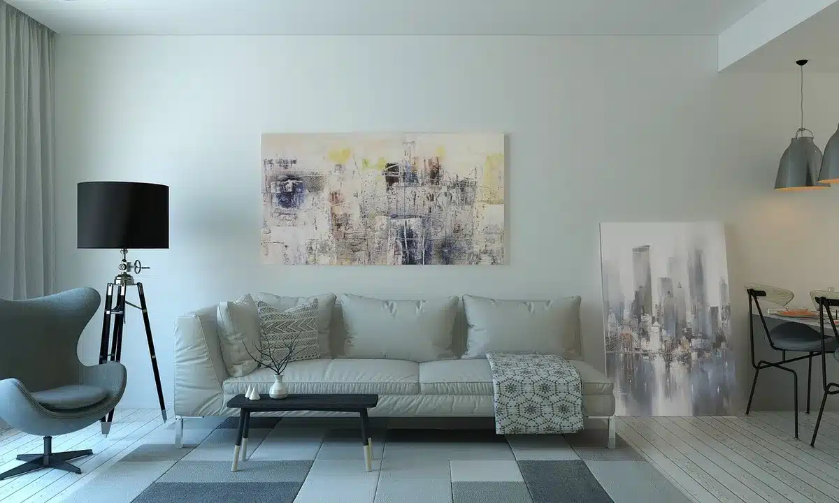 Projecteur posé sur un trépied devant un mur blanc dans un salon lumineux