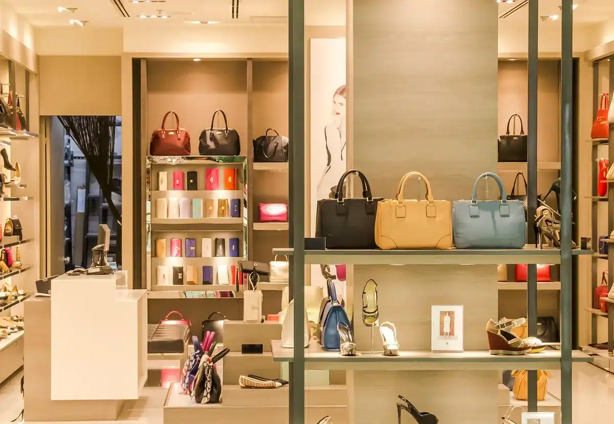 Rayon de magasin avec enceintes connectées en promotion