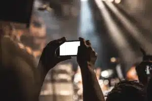 Vue rapprochée d'une puce de processeur mobile avec visualisation thermique et métriques de performance