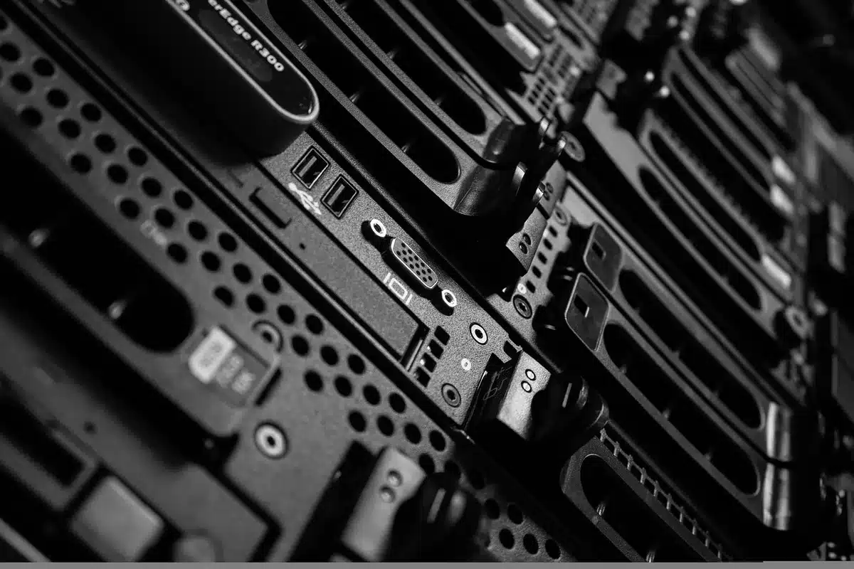 Rangée de serveurs dans une salle de données évoquant infrastructure en ligne