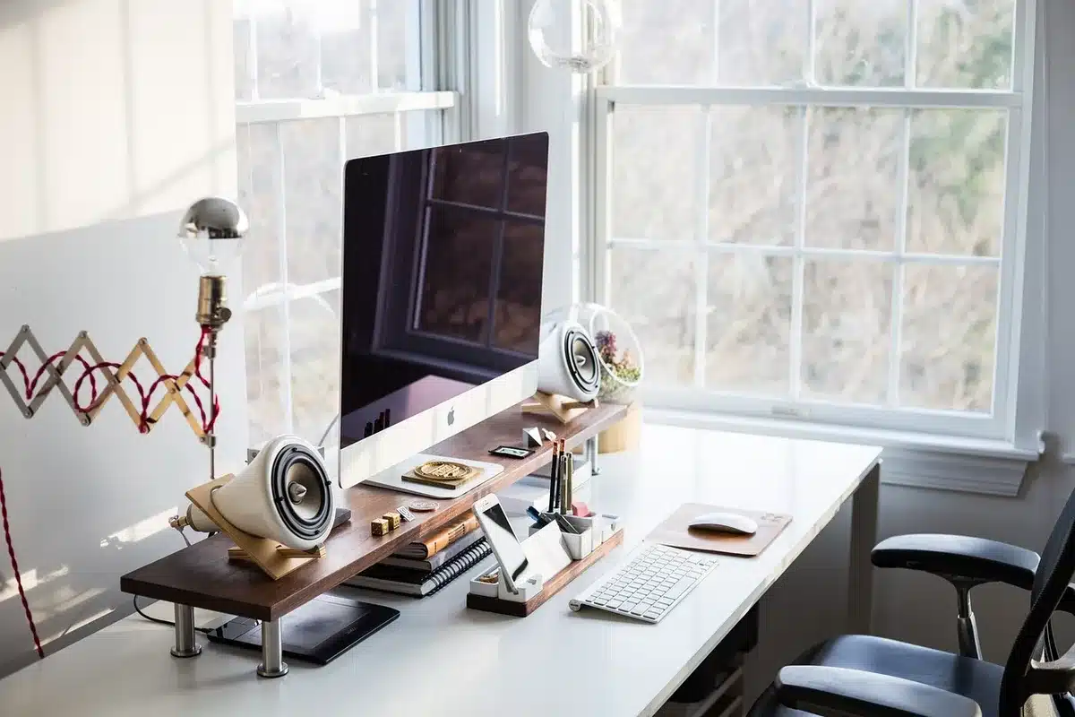 Bureau avec webcam et anneau LED pour améliorer l'éclairage