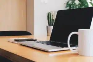 Téléphone intelligent moderne posé sur un bureau épuré avec éclairage doux mettant en avant son design et son module pho