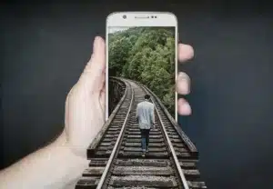 Mains inspectant un smartphone pour évaluer son état physique et sa condition
