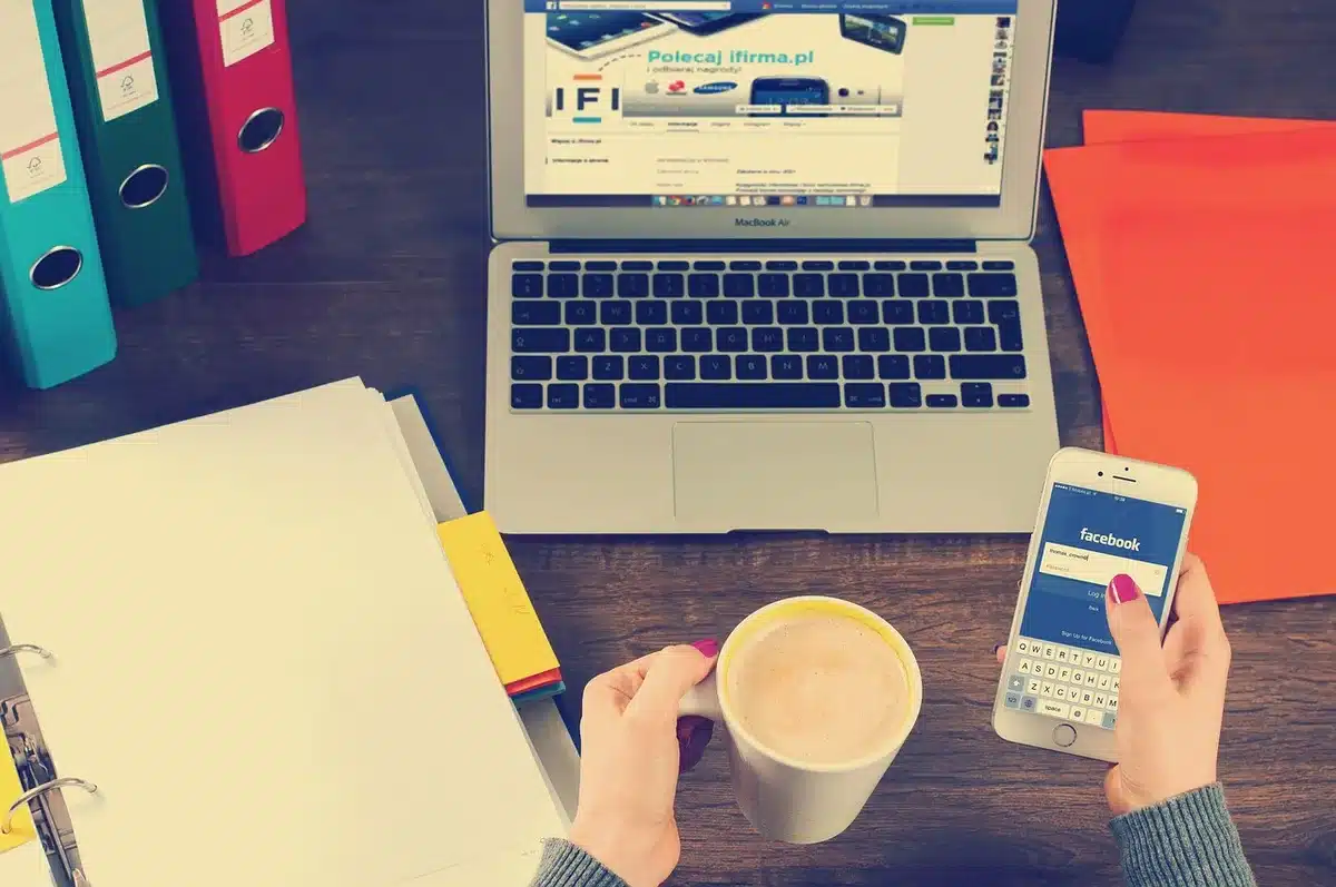 Page de site professionnel affichée sur un ordinateur portable