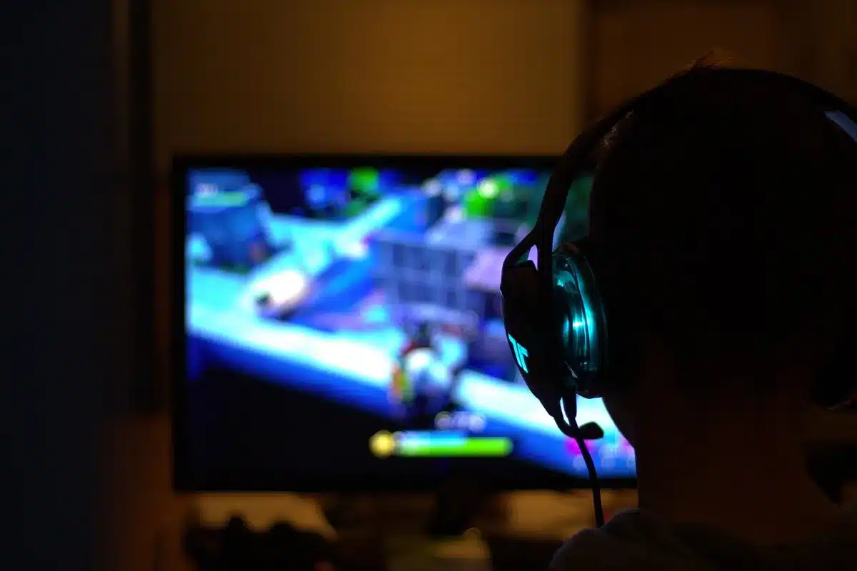 Manette de console avec écouteurs et dongle USB à côté
