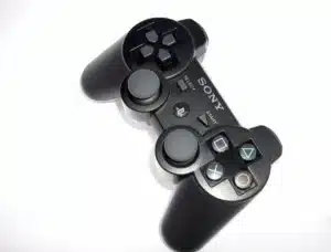 Écouteurs gaming et manette posés sur un bureau en journée
