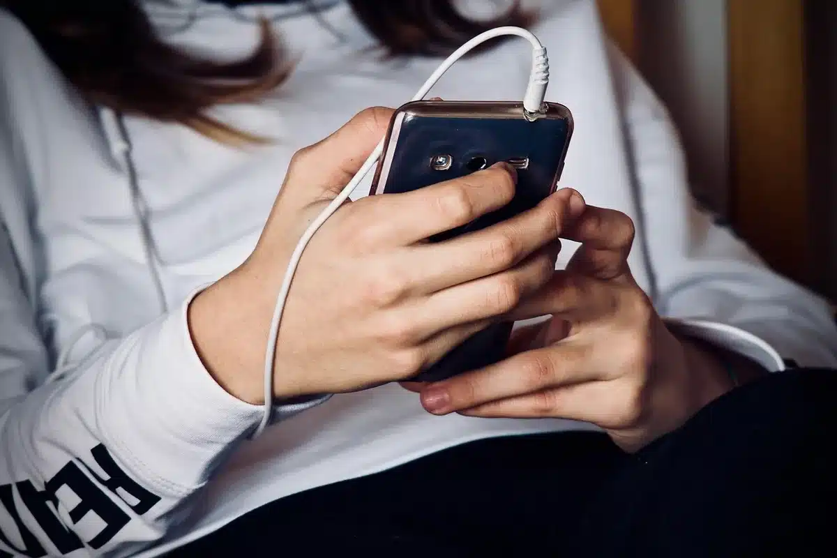 Présentoirs de smartphones en magasin et foule floue pendant une précommande