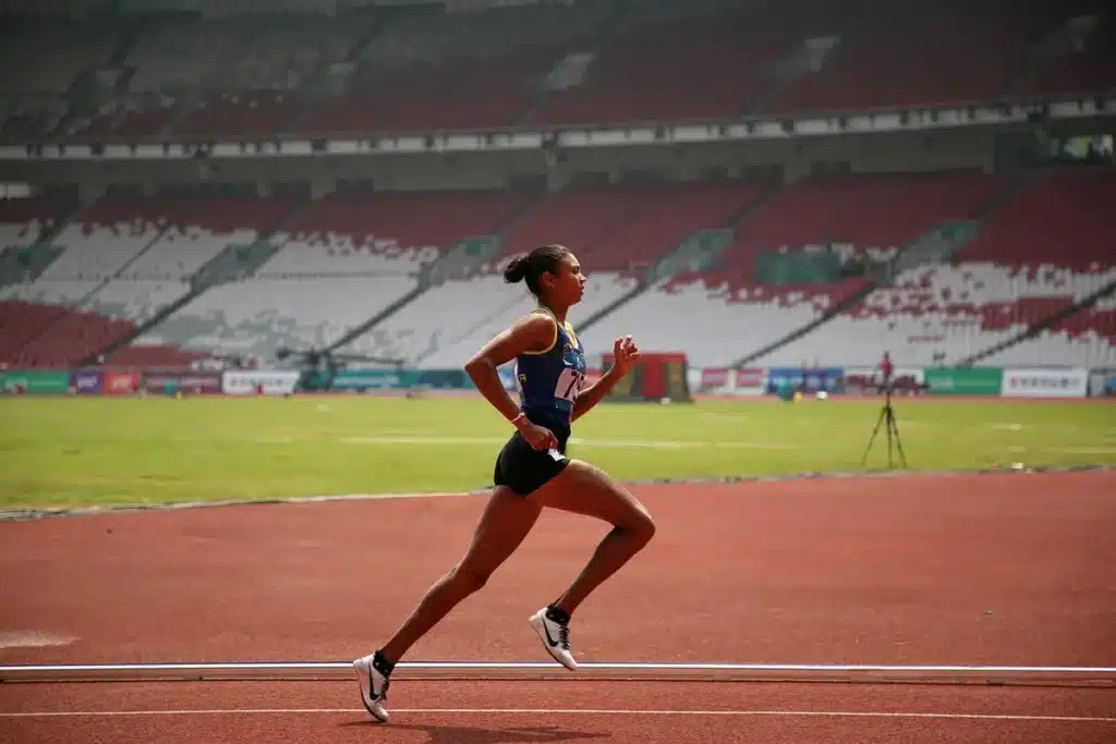 Coureur en action portant des écouteurs sans fil pendant une séance de running.
