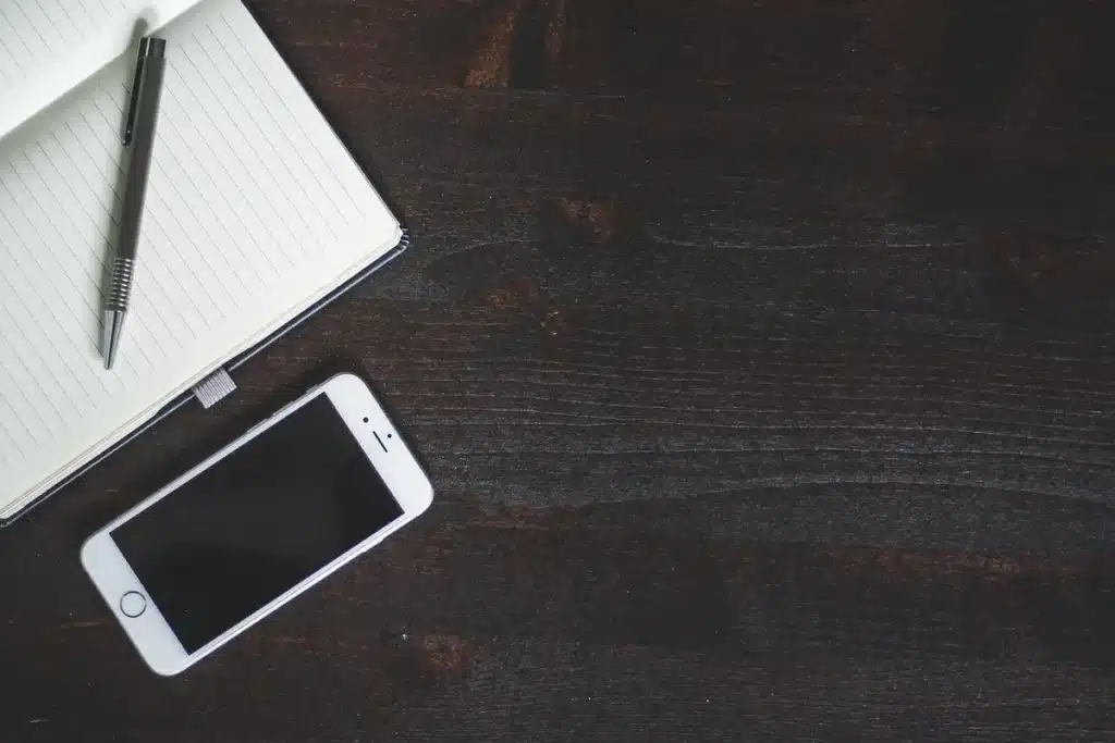 Gros plan sur la surface d'un écran de téléphone avec des micro-rayures fines et une structure moléculaire visible