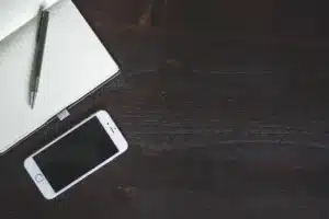 Gros plan sur la surface d'un écran de téléphone avec des micro-rayures fines et une structure moléculaire visible