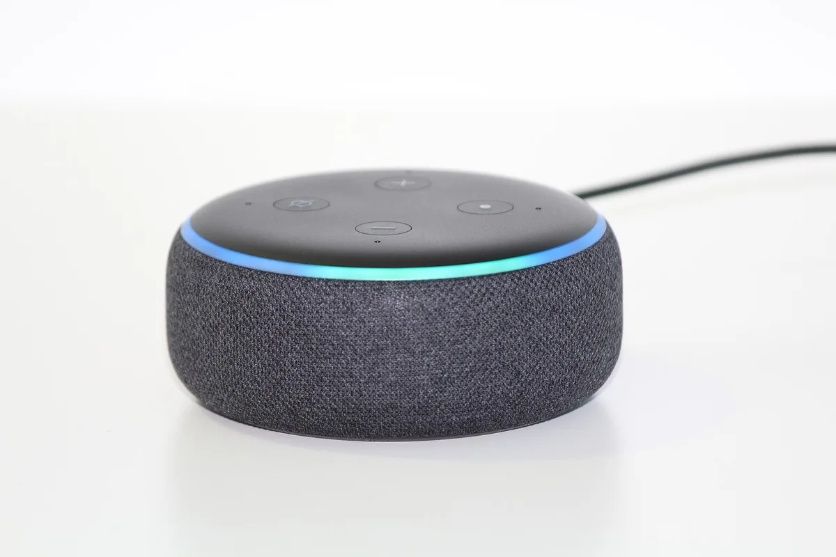 Enceinte compacte près d'un sapin allumé contrôlée depuis un smartphone